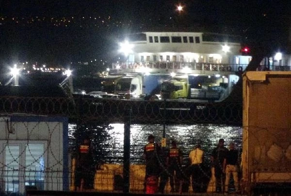 Dikkatsizliği canına mal oluyordu! Aracıyla feribota binmek isterken denize uçtu