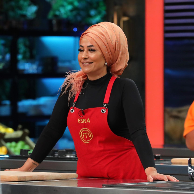 Abartılı makyajlarıyla tanınan MasterChef Esra, ilk kez doğal haliyle kamera karşısına geçti