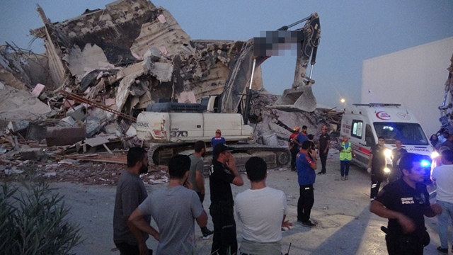 Hatay'da kontrollü yıkılan 8 katlı bina iş makinesinin üzerine devrildi: 1 ölü, 3 işçi enkaz altında