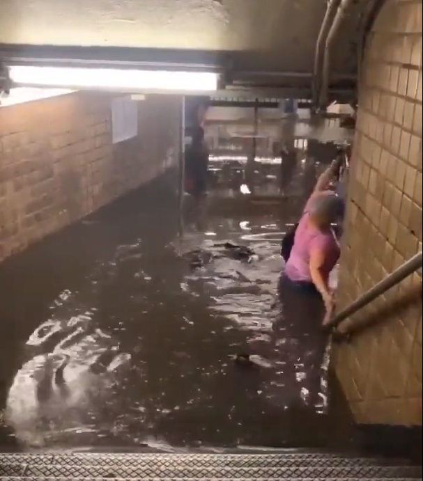 New York sele teslim! Caddeler göle döndü, metro istasyonlarını su bastı