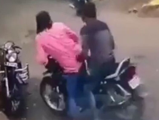 Hindistan'da kobra yılanın ısırdığı motosikletli adam hayatını kaybetti