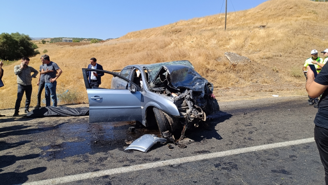 Kafa kafaya çarpışan otomobiller hurdaya döndü: 1 ölü, 2 yaralı