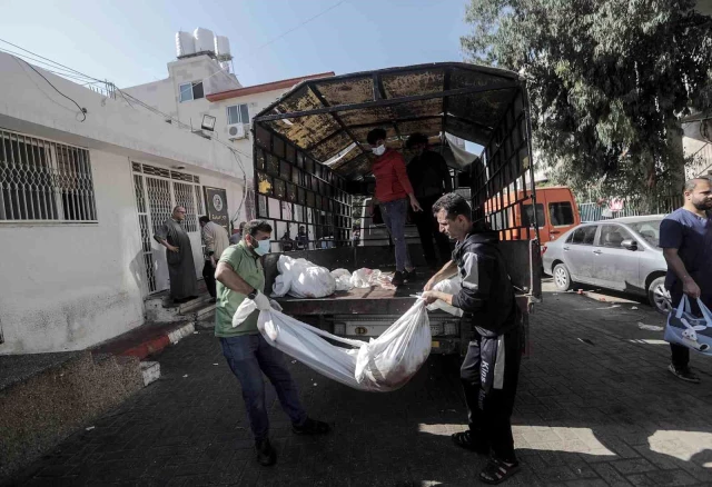 İsrail'in Gazze'deki hastane katliamında hayatını kaybedenlerin cenazeleri El Şifa Hastanesi'ne taşındı