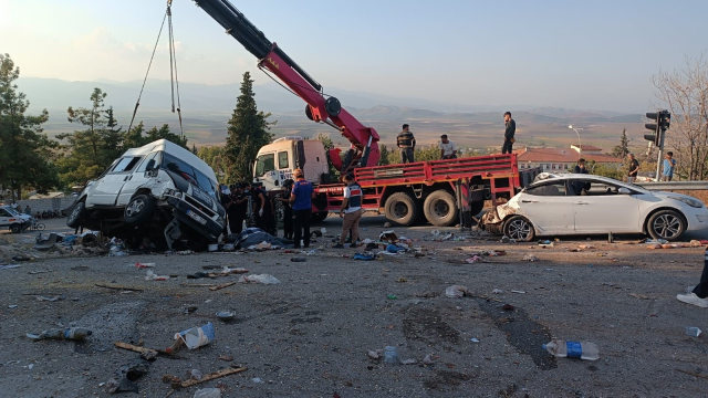 Gaziantep'te seyir halindeki kamyon yoldaki araçlara çarptı: 5 ölü, 17 yaralı