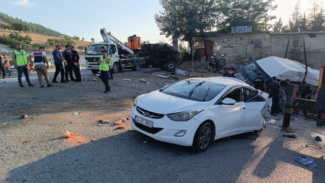 Gaziantep'te seyir halindeki kamyon yoldaki araçlara çarptı: 5 ölü, 17 yaralı