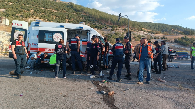 Gaziantep'te seyir halindeki kamyon yoldaki araçlara çarptı: 5 ölü, 17 yaralı