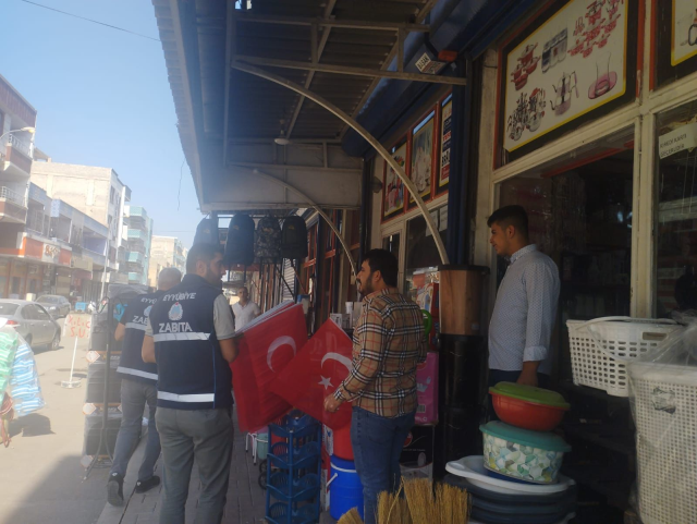 Şanlıurfa'da bayrak dağıtan zabıta amiri bıçaklandı