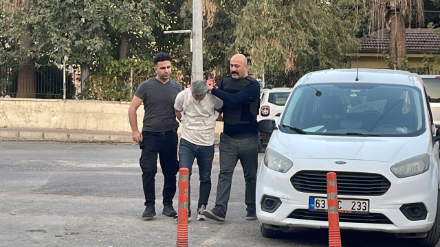 Şanlıurfa'da bayrak dağıtan zabıta amiri bıçaklandı