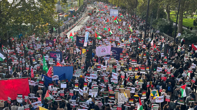 Londra'da on binlerce kişi Filistin'e destek için sokaklara indi