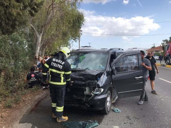 Muğla'da VİP minibüs ile otomobil çarpıştı: 5 ölü, 1 ağır yaralı