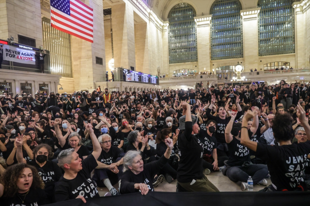 Barış yanlısı Yahudi gruplar, New York metrosunda toplandı! Çok sayıda kişi tutuklandı