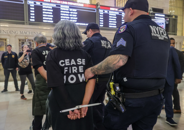 Barış yanlısı Yahudi gruplar, New York metrosunda toplandı! Çok sayıda kişi tutuklandı