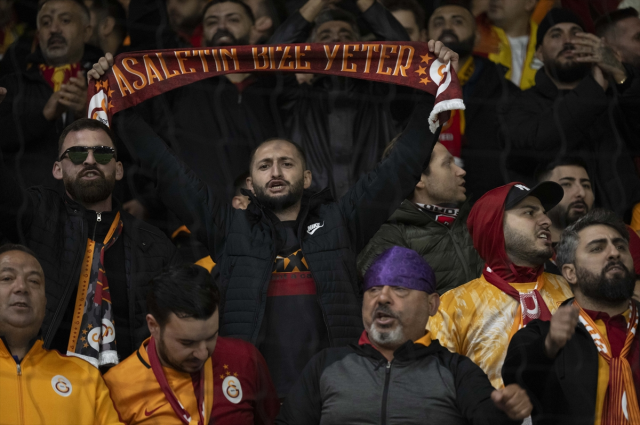 Manchester United gece yarısı iddiaları doğruladı! Old Trafford'da 2 bin Galatasaraylı ev sahibi tribününde maçı izledi