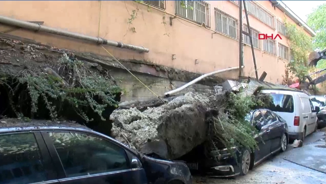 Zeytinburnu'nda istinat duvarı araçların üzerine çöktü! 4 otomobilde büyük hasar oluştu