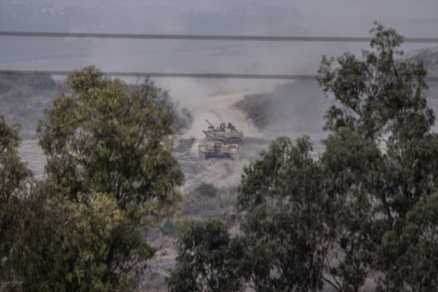 Gazze'ye sabaha kadar havadan ve karadan saldıran İsrail'in durmaya niyeti yok! Tanklar sınırda bekliyor