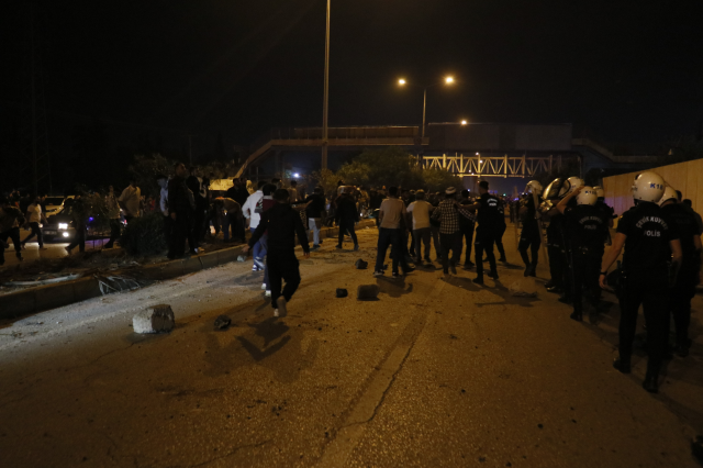 İsrail'in Gazze'deki kanlı saldırısını protesto eden Adanalılar, ABD konsolosluğunu taşladı