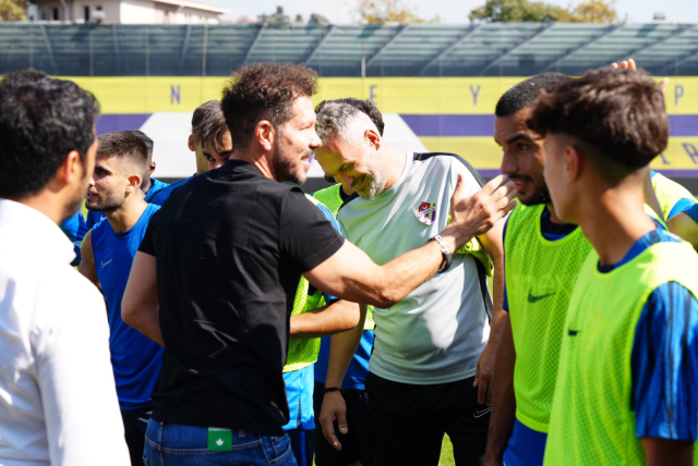 Dünya devinin hocası Simeone'den Arda Turan'a büyük sürpriz! Eyüpspor'un antrenmanını ziyaret etti