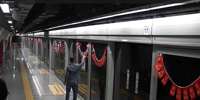 Metro istasyonunda bayrağa yapılan saldırı kamerada