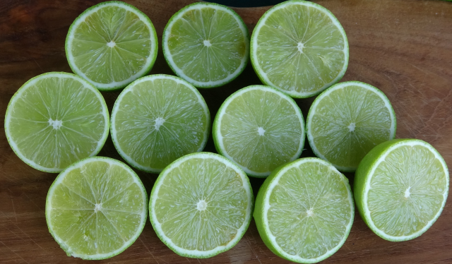 Mersin'de yetiştirilen yeşil limonun kilosu 10 kat daha pahalıya satılıyor