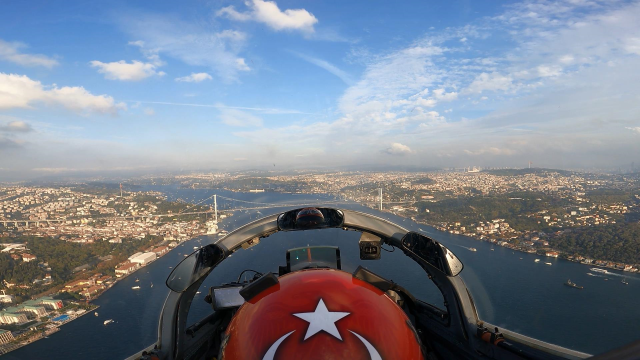 İstanbul'u bir de kokpitten seyredin! MSB'den tüyleri diken diken eden video