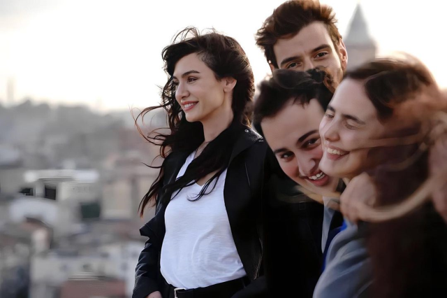 Birce Akalay ve Mert Fırat'ı buluşturan Bir Derdim Var dizisinden ilk fragman yayınlandı