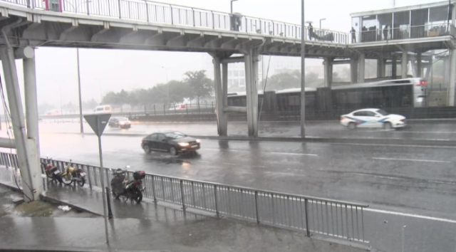 Meteoroloji 44 kenti sarı ve turuncu kodla uyarmıştı! Sağanak yağış İstanbul'da çok kuvvetli başladı