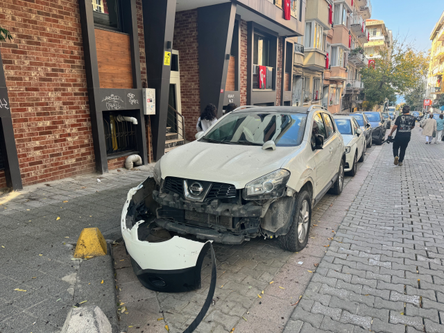 Kadıköy sokaklarında hızla ilerleyen tır, 20 aracı hurdaya çevirdi