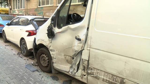 Kadıköy sokaklarında hızla ilerleyen tır, 20 aracı hurdaya çevirdi