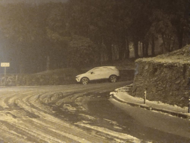 İstanbul'da beklenen kar yağışı başladı! Ağaçlar ve otomobiller kısa sürede beyaz büründü