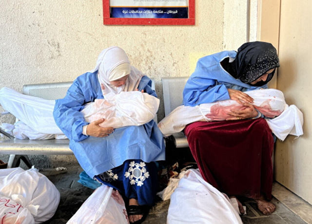 İsrail, Gazze'deki Endonezya Hastanesi'ni vurdu: Cesetler üst üste yığılmış durumda