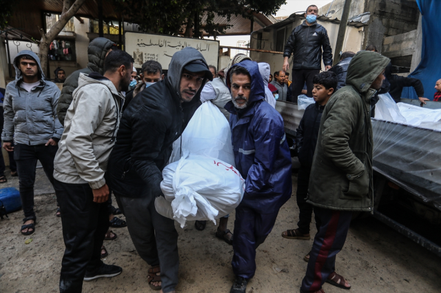 İsrail, Gazze'deki Endonezya Hastanesi'ni vurdu: Cesetler üst üste yığılmış durumda