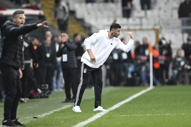 Dolmabahçe'yi inlettiler! Burak Yılmaz'ı hedef alan Beşiktaşlılar tribünde tek bir hocanın adını haykırdı