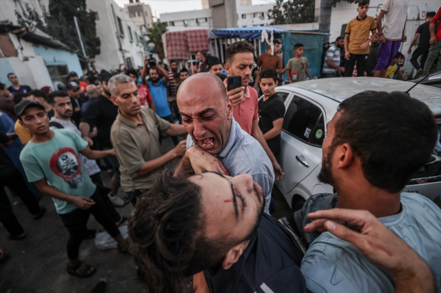 İsrail, Gazze'deki Şifa Hastanesi'nin ameliyathane bölümünü vurdu