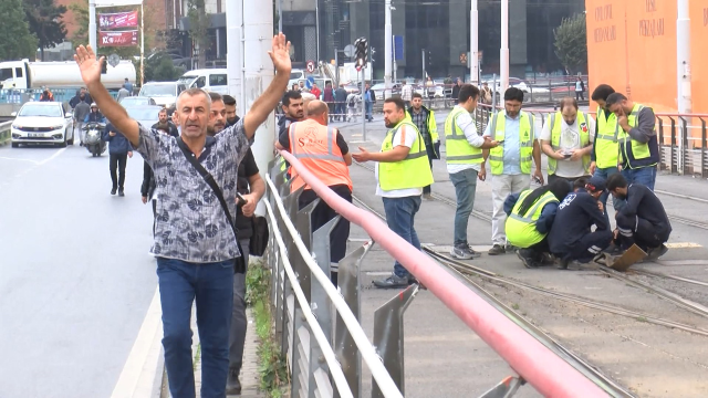 Kabataş-Bağcılar Tramvayı'nda arıza! Yolcular bir sonraki istasyona kadar raylarda yürüdü