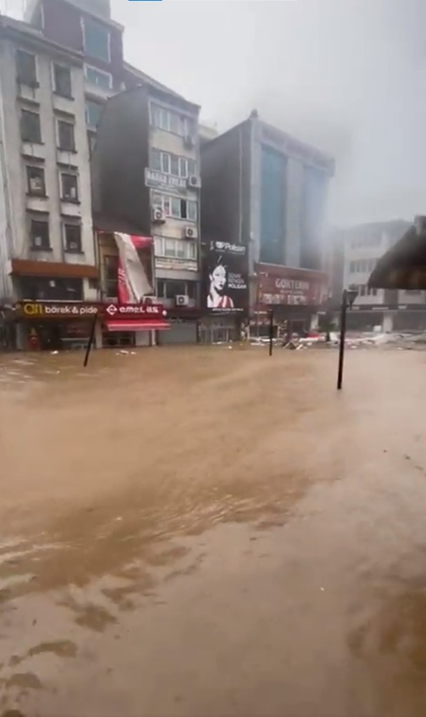 Zonguldak'ta fırtınada kaybolan gemiden haber yok! Şehirde okullar tatil edildi, evler sular altında kaldı