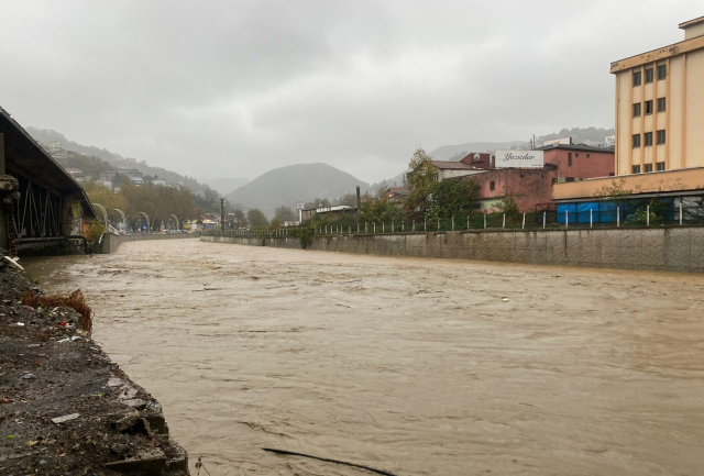 Zonguldak'ta fırtınada kaybolan gemiden haber yok! Şehirde okullar tatil edildi, evler sular altında kaldı