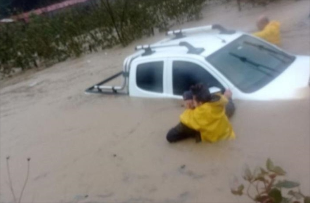 Zonguldak'ta fırtınada kaybolan gemiden haber yok! Şehirde okullar tatil edildi, evler sular altında kaldı