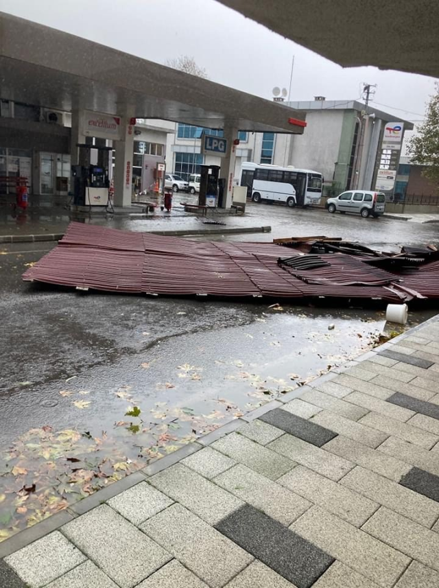 Zonguldak'ta fırtınada kaybolan gemiden haber yok! Şehirde okullar tatil edildi, evler sular altında kaldı