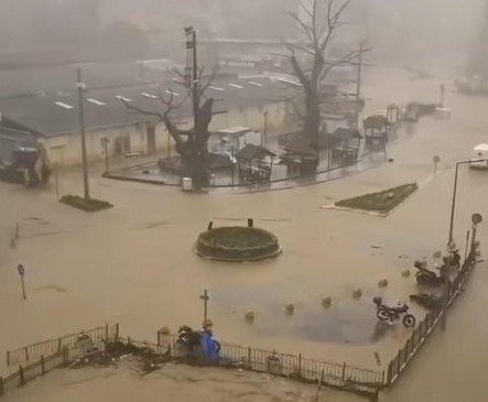 Zonguldak'ta fırtınada kaybolan gemiden haber yok! Şehirde okullar tatil edildi, evler sular altında kaldı