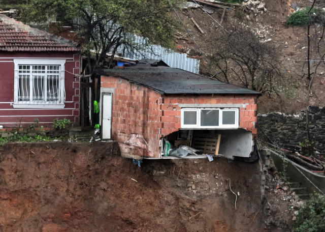 İstanbul'da fırtına can aldı! 1 kişi hayatını kaybetti, istinat duvarları çöktü, yollar göle döndü