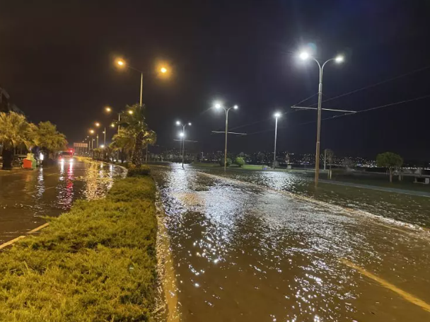 İzmir'de kuvvetli yağış ve fırtına nedeniyle denizle kara birleşti! Vatandaşlar araçlarının peşine düştü