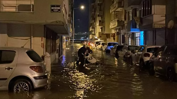 İzmir'de kuvvetli yağış ve fırtına nedeniyle denizle kara birleşti! Vatandaşlar araçlarının peşine düştü