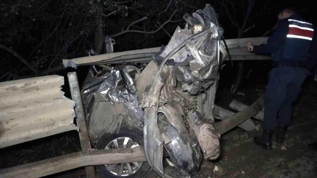 Freni patlayan tır, otomobili kağıt gibi ezdi: 1 ölü, 2 yaralı