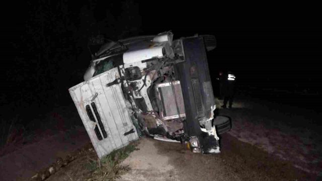 Freni patlayan tır, otomobili kağıt gibi ezdi: 1 ölü, 2 yaralı