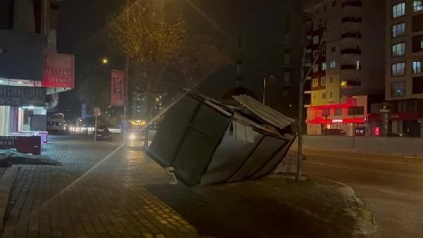 Bursa'yı lodos vurdu! Şiddetli rüzgara dışarıda yakalananlar çareyi ağaçlara sarılmakta buldu