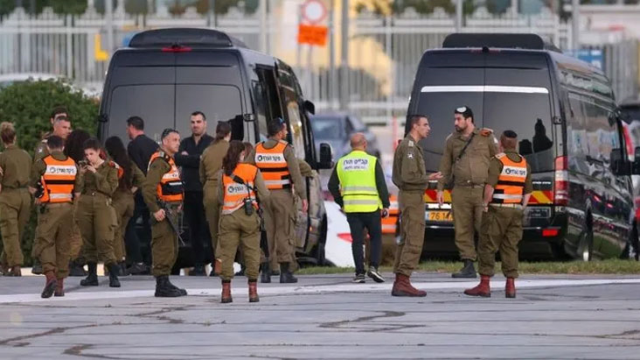 İsrail'in Ofer Askeri Hapishanesi'nden serbest bıraktığı Filistinli tutsaklar kontrol noktasında sevinçle karşılandı