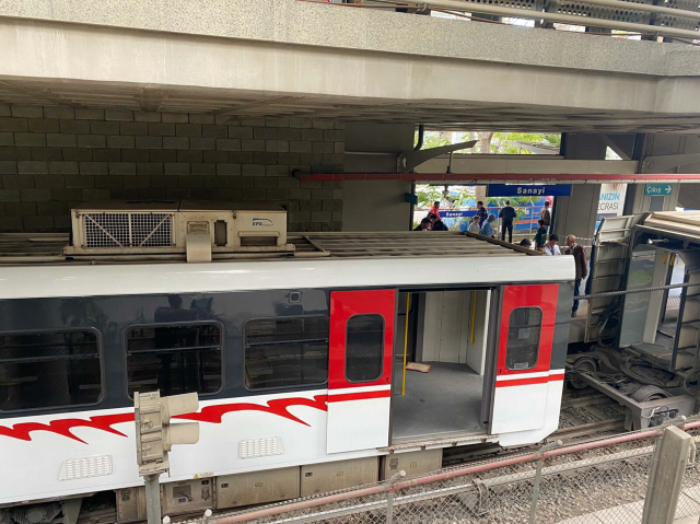 İzmir'de raydan çıkan metro, peron duvarına çarptı