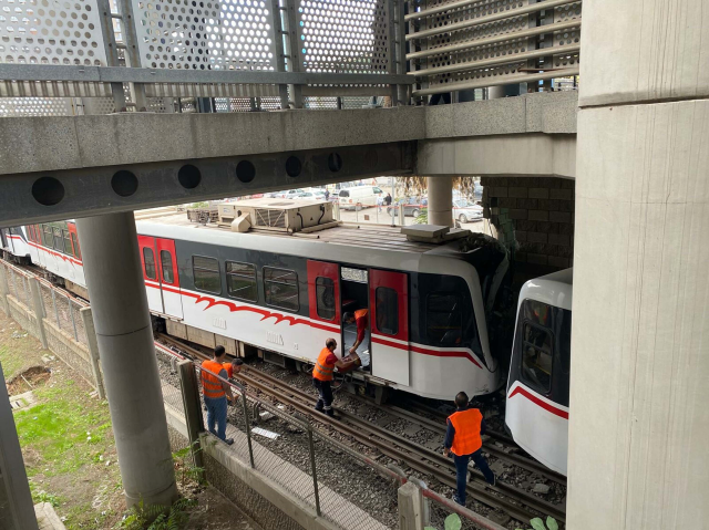 İzmir'de raydan çıkan metro, peron duvarına çarptı