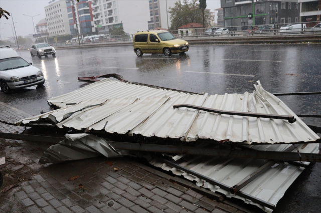 Ankara'da sağanak yağışın ardından cadde ve sokaklar göle döndü