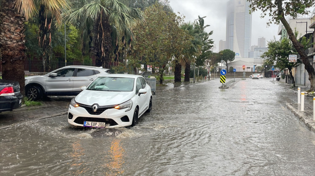 Ankara'da sağanak yağışın ardından cadde ve sokaklar göle döndü